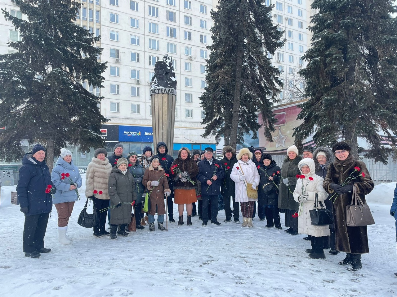 Отечества общественные советники района Сокольники приняли участие в возложении цветов к памятнику Н.Ф. Гастелло